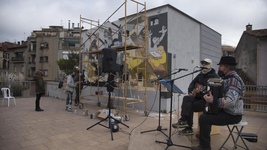 Moià persevera i el mural de l&#039;1-0 inspirat en el Guernica torna a lluir a la plaça del CAP