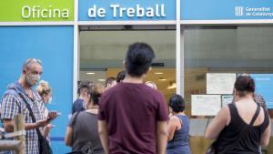 Reclamaciones por la dificultad en el cobro de las ayudas del Sepe en la oficina de públicas de empleo, en la calle Sepúlveda de Barcelona.
