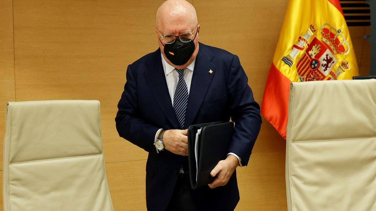 El excomisario José Manuel Villarejo comparece ante la comisión parlamentaria dedicada a la trama ’Kitchen’.