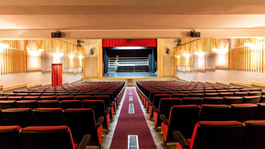 L&#039;interior del teatre del Centre Catòlic de Sant Joan de les Abadesses