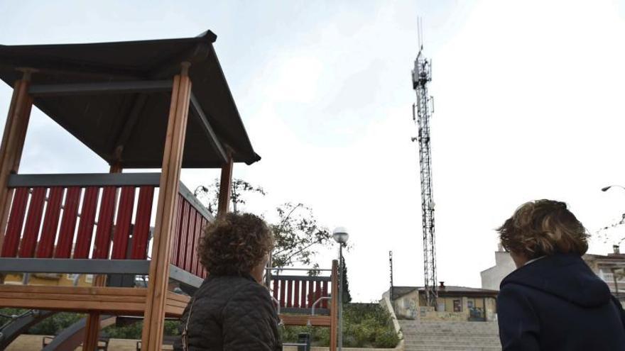 Acuerdo para retirar la antena de telefonía junto al colegio del Rebolledo