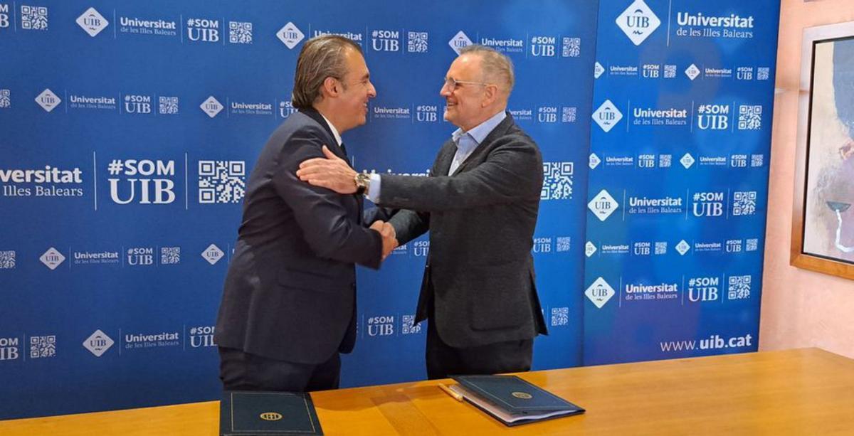 El conseller, Antoni Vera, junto al rector de la UIB, Jaume Carot, en una imagen de archivo.