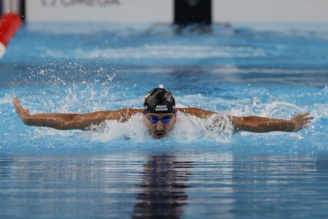 El nadador español Mario Molla compite en su serie de los 100m mariposa masculinos de los Juegos Olímpicos de París 2024, en el pabellón Paris La Defense Arene, en Nanterre, este viernes. 