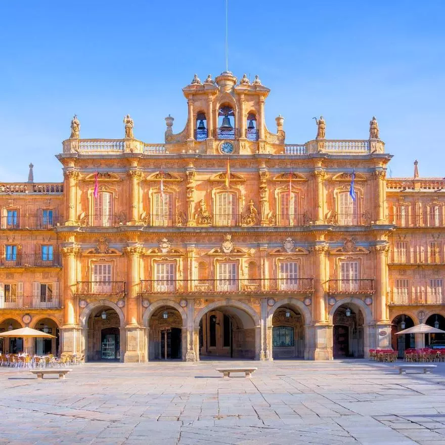 Es la plaza más bonita de España: una obra maestra del Barroco declarada Patrimonio de la Humanidad y construida en piedra dorada