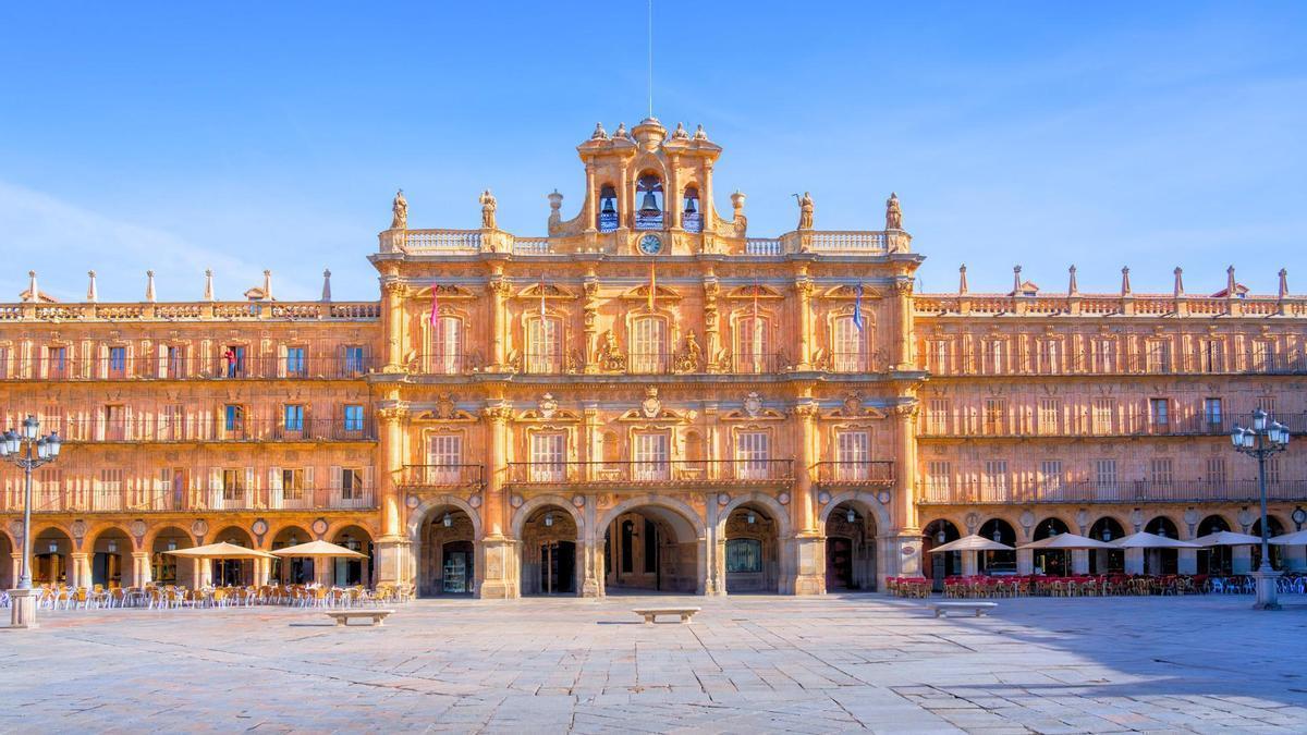 Es la plaza más bonita de España: una obra maestra del Barroco declarada Patrimonio de la Humanidad y construida en piedra dorada