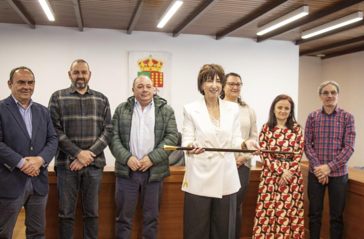 Susana Vázquez, nueva alcaldesa de Coles, toma el bastón de mando. Manolo Rodríguez, su antecesor, primero por la izquierda, en la imagen.