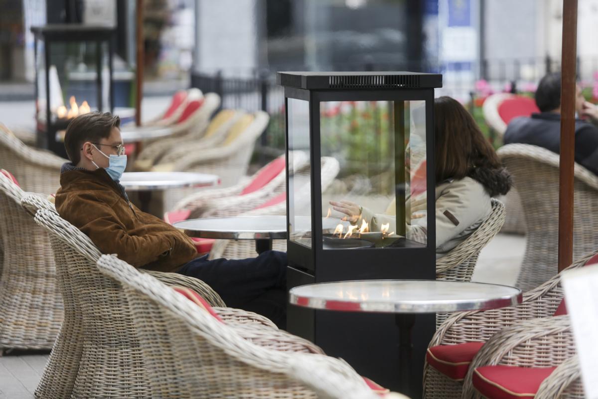 Dos personas reunidas en una terraza en València