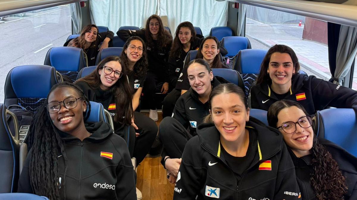 Helena Pueyo, en primer término, y Mariona Ortiz, al fondo, con la selección este lunes.