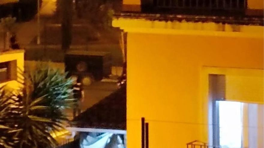 Imagen de uno de los agentes en la avenida de la Sabiduría durante la operación