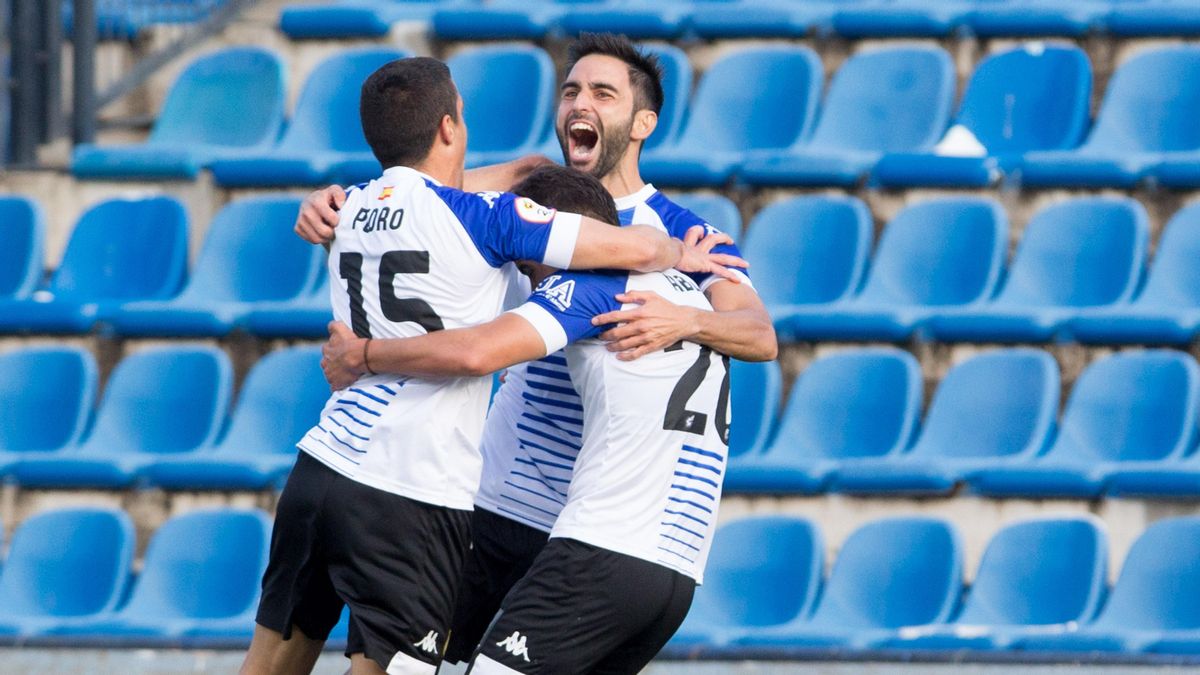 Los herculanos Pedro Sánchez y Abde felicitan a Pastorini tras su gol del sábado al Badalona.