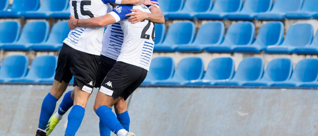 Los herculanos Pedro Sánchez y Abde felicitan a Pastorini tras su gol del sábado al Badalona.