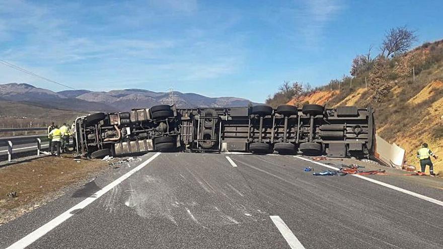 Vuelca un camión en el Huerna, a su paso por Rioseco de Tapia (León)