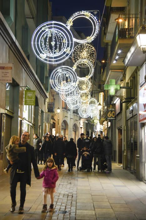 Manresa s'il·lumina per Nadal amb el principal carrer comercial a clapes