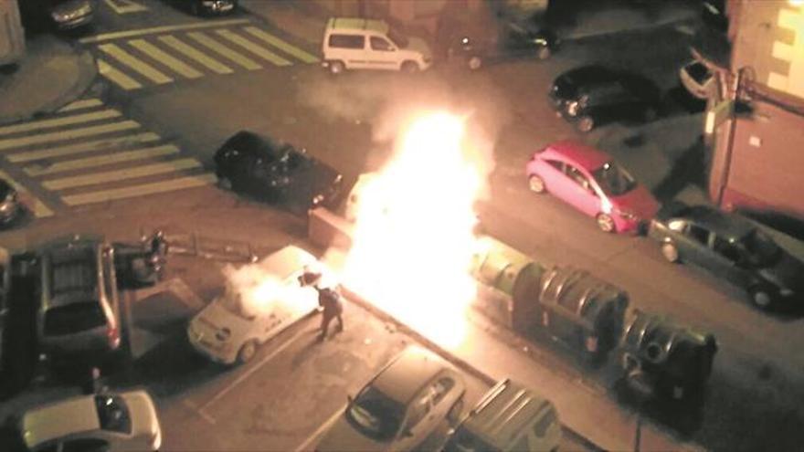 El vandalismo vuelve al Arrabal con un contenedor y 3 coches quemados