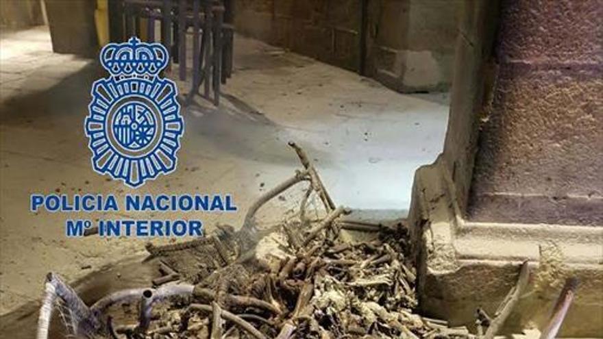 Detenido por quemar 25 sillas y 10 mesas de un bar