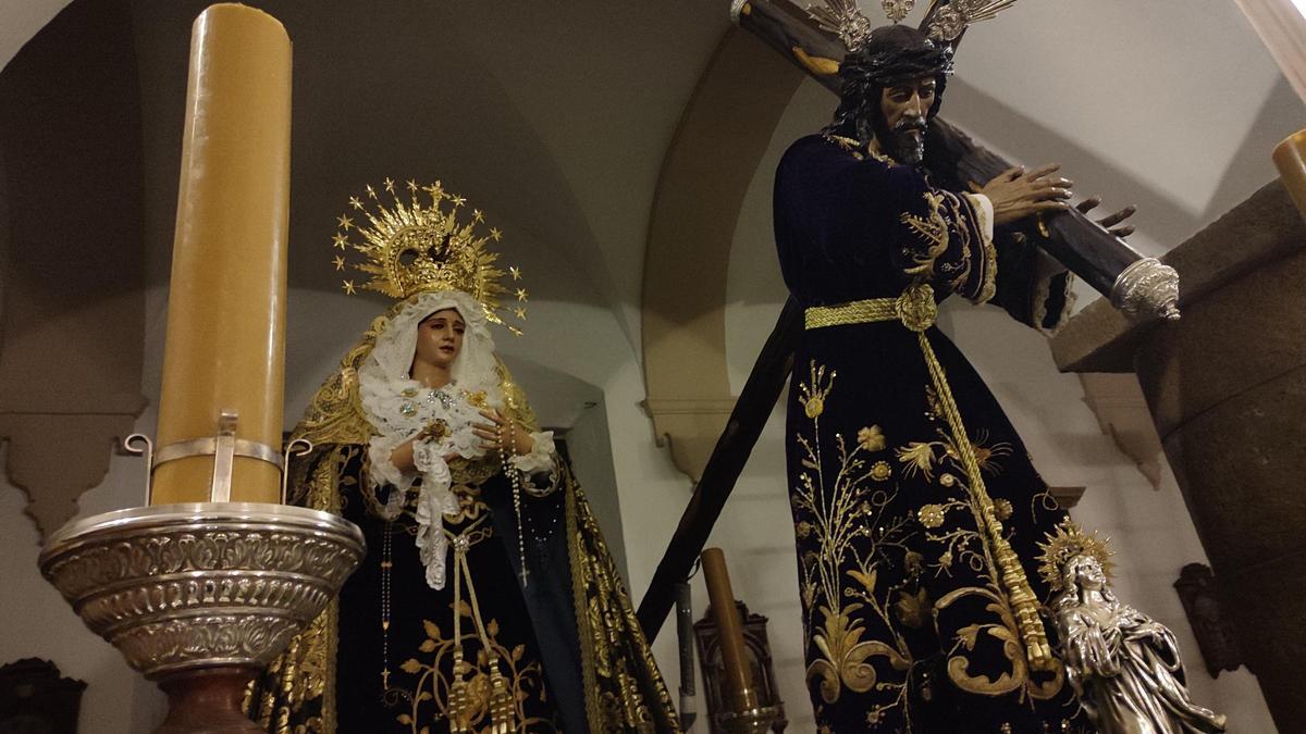 Jesús Nazareno y la Virgen de los Dolores, en un único paso antes de su salida procesional del Viernes Santo