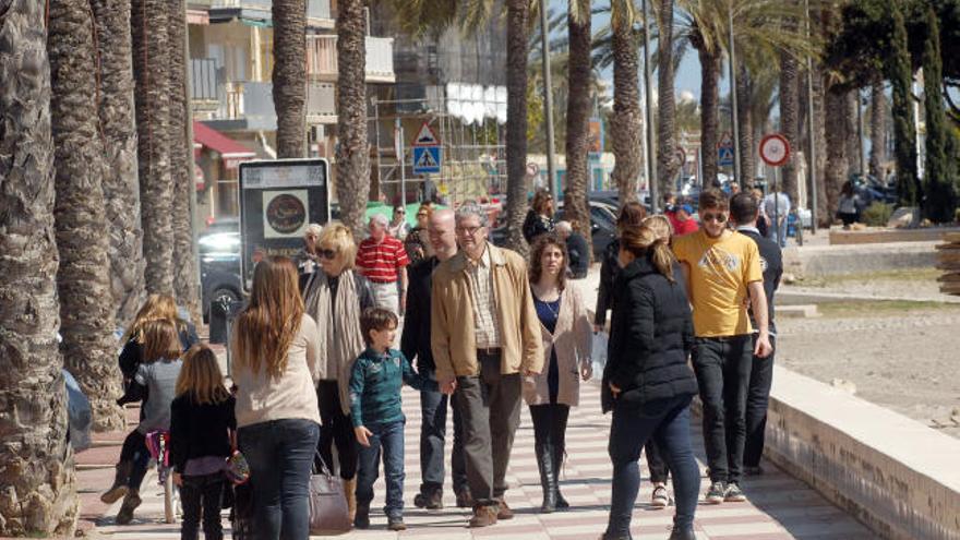 Un paseo lleno de gente en la costa española.