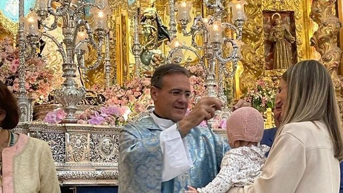 La pequeña Ángela Lario García recibía la medalla de la Virgen de los Dolores en brazos de su madre, Ángela García Lizarán, el último día de la Septena.