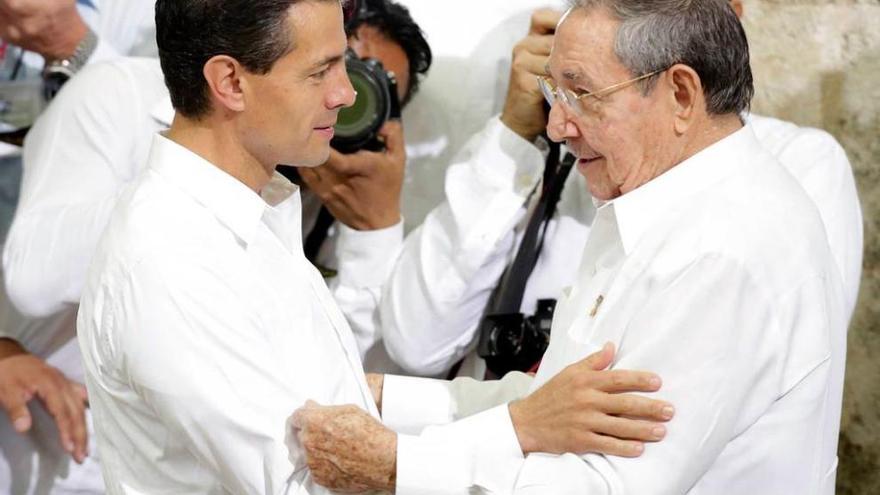 El encuentro entre Peña Nieto y Raúl Castro.