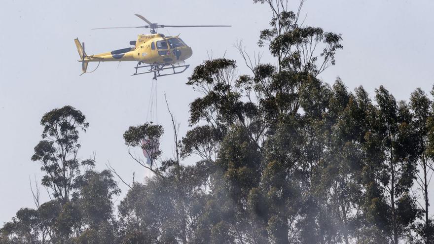 Un helicóptero en el incendio declarado ayer en As Fragas do Eume. |   // K. DELGADO / EFE