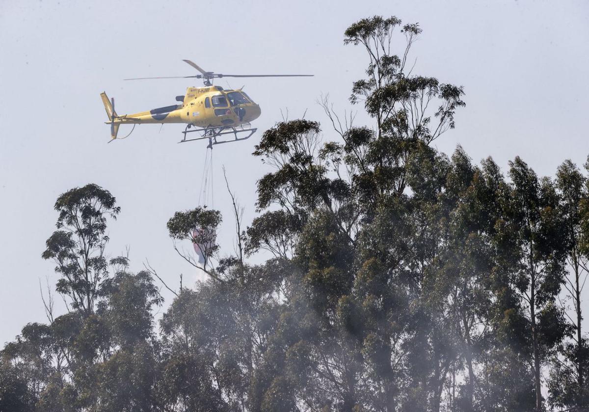 Un helicóptero en el incendio declarado en abril en As Fragas do Eume. |   // K. DELGADO / EFE