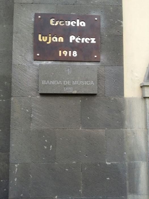 Placa de la entrada a la Escuela