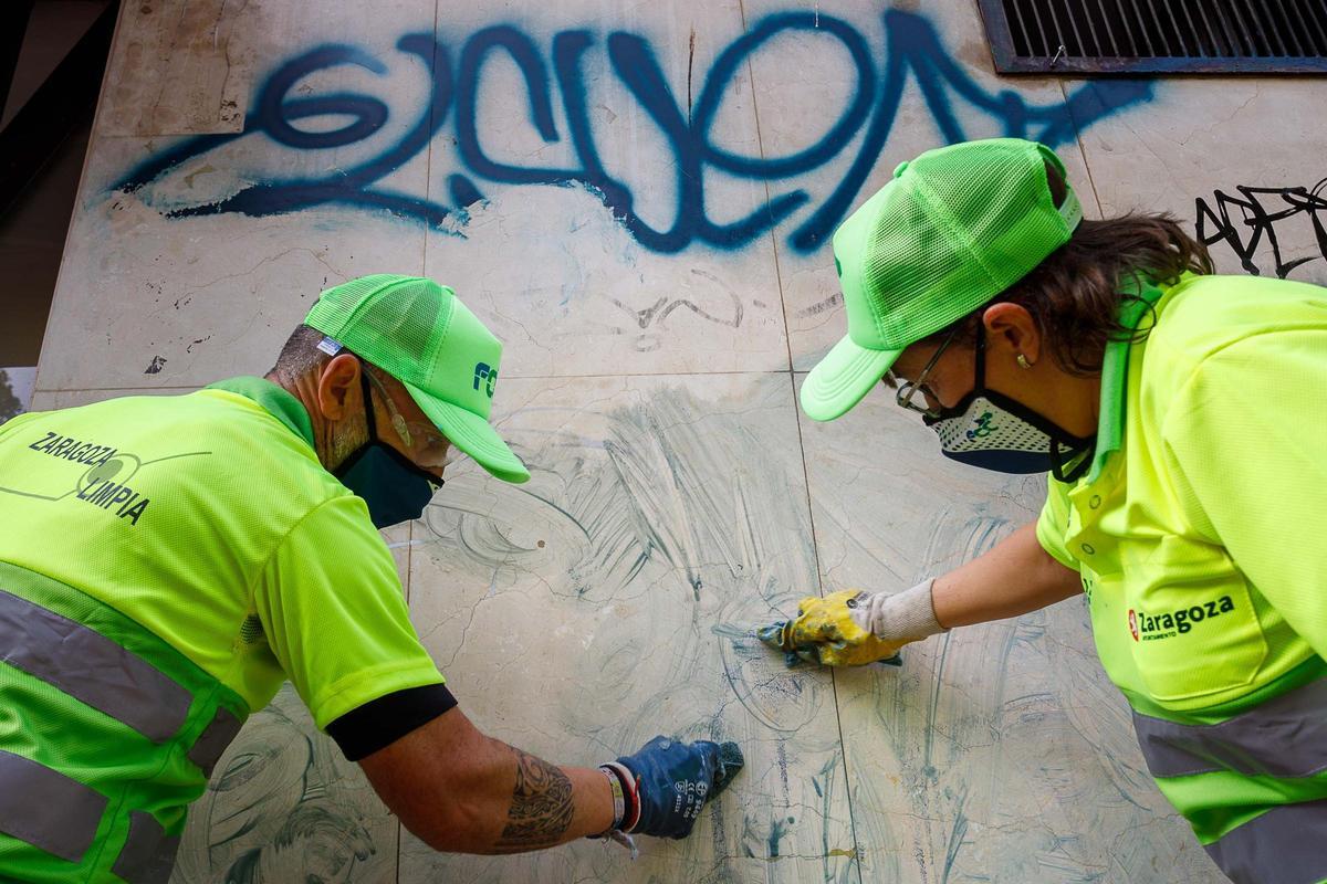 El Ayuntamiento de Zaragoza gasta cada año 1 millón de euros en horas de trabajo y material para borrar pintadas.