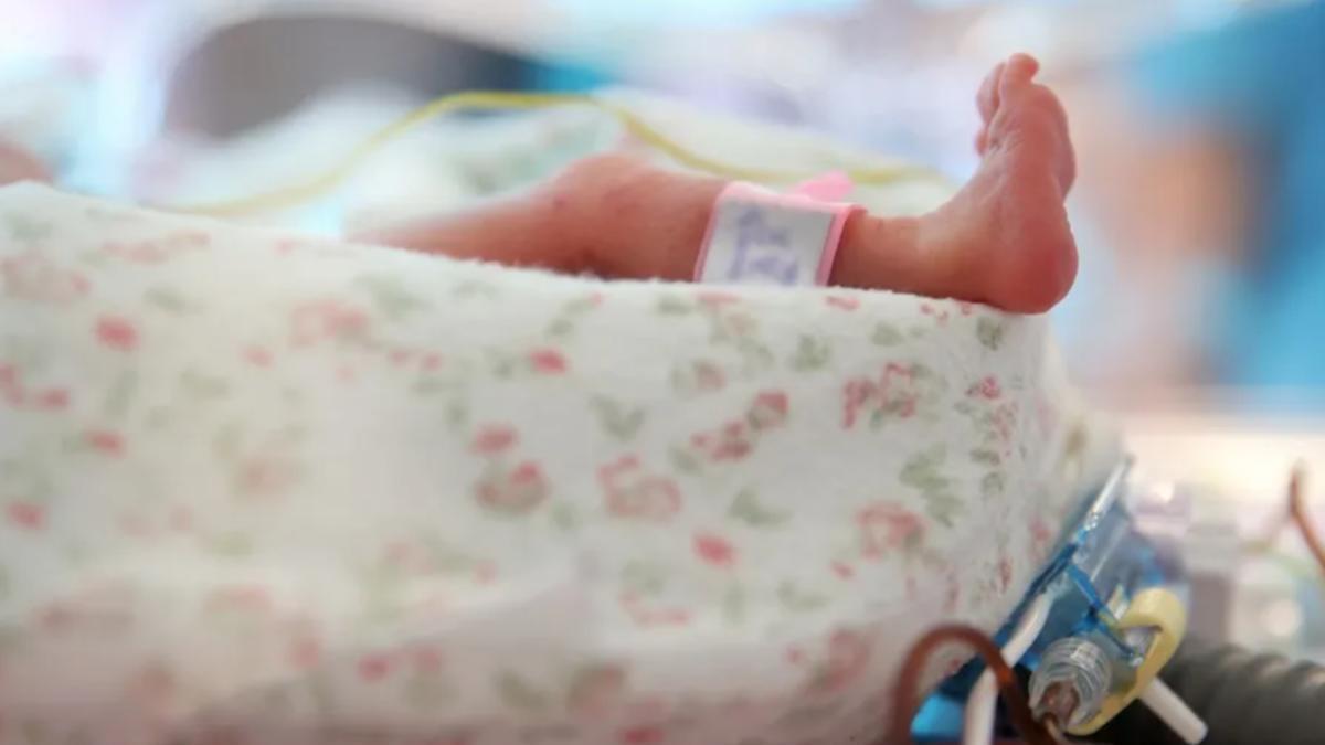 A child less than a month old dies: what are the symptoms and how to avoid infection?