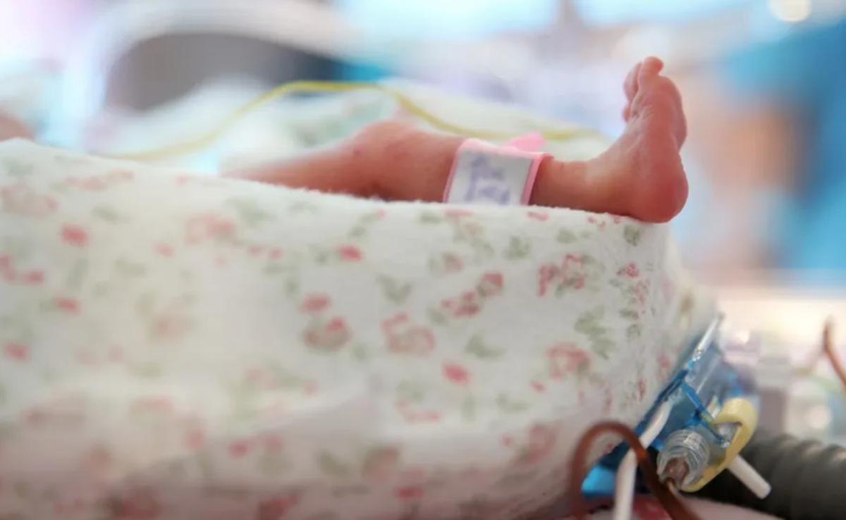 Muere un bebé de menos de un mes por tosferina: qué síntomas tiene y cómo evitar el contagio