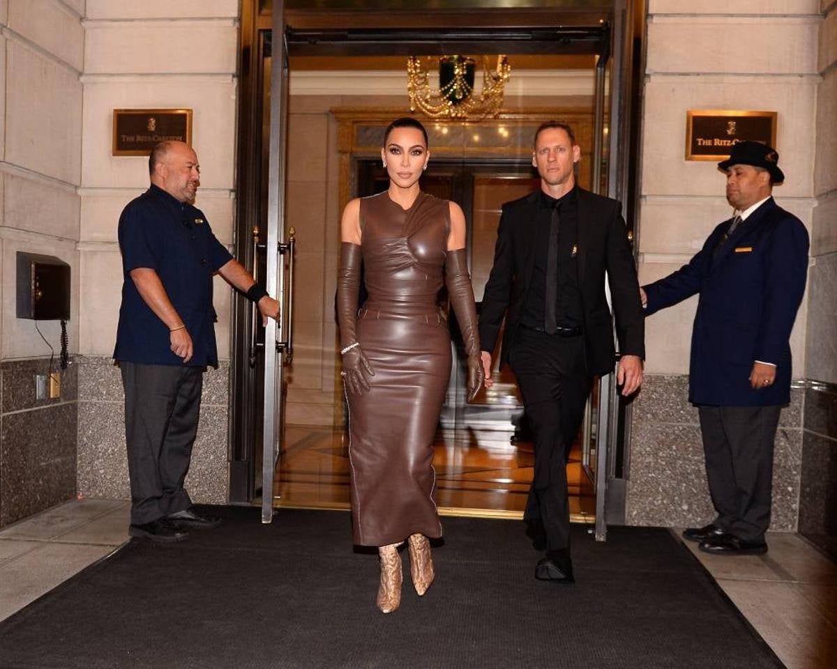Kim Kardashian saliendo de un hotel en Nueva York