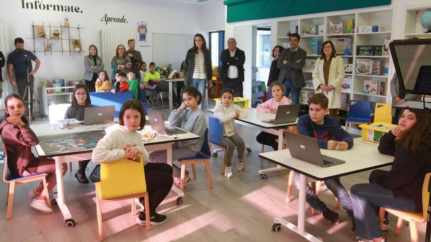 Alumnado y autoridades en la inauguración de la nueva bibioteca del Rodríguez Barroso.   | IÑAKI OSORIO