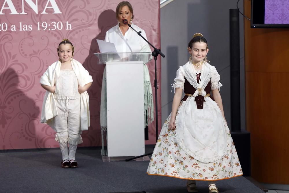 Desfile benéfico de indumentaria valenciana de Albaes en Nuevo Centro