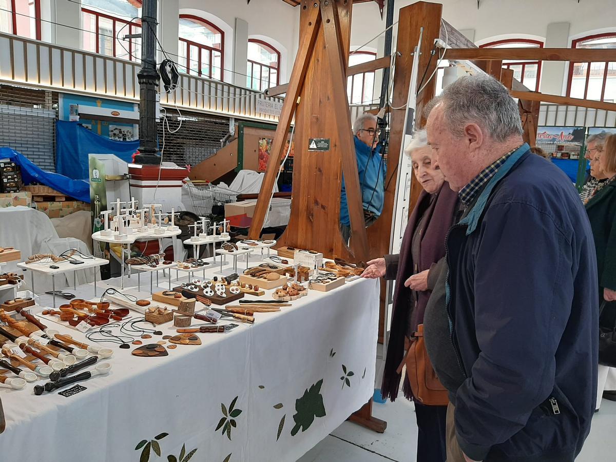 Público en un puesto de la feria.