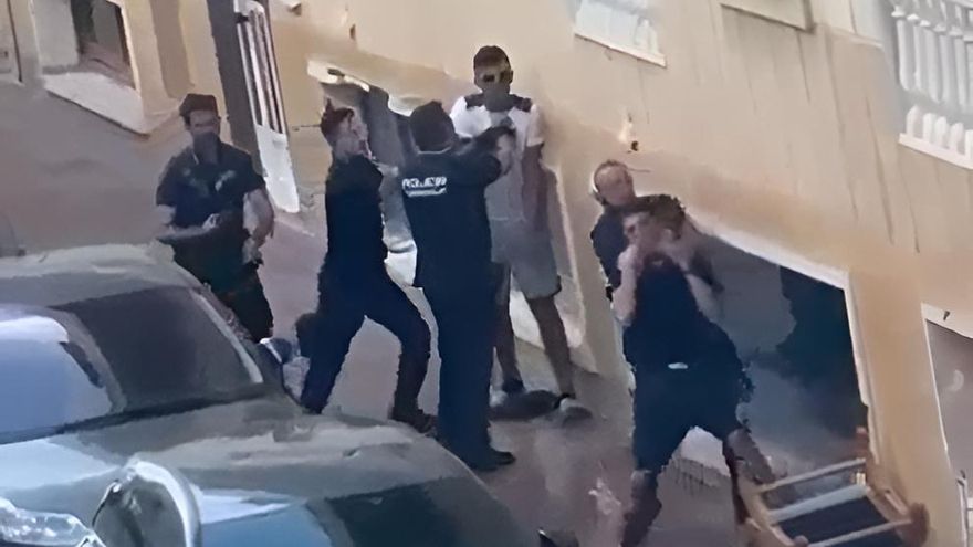 Tres detenidos por resistencia a la autoridad y agresión a la Policía Local en la plaza de la Habana de Torrevieja