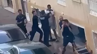 Tres detenidos por resistencia a la autoridad y agresión a la Policía Local en la plaza de la Habana de Torrevieja