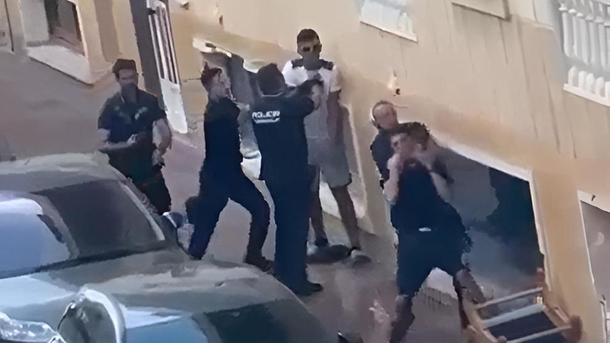 Cuatro agentes de la Policía Local intentan reducir a dos detenidos mientras eran increpados y agredidos con lanzamiento de objetos