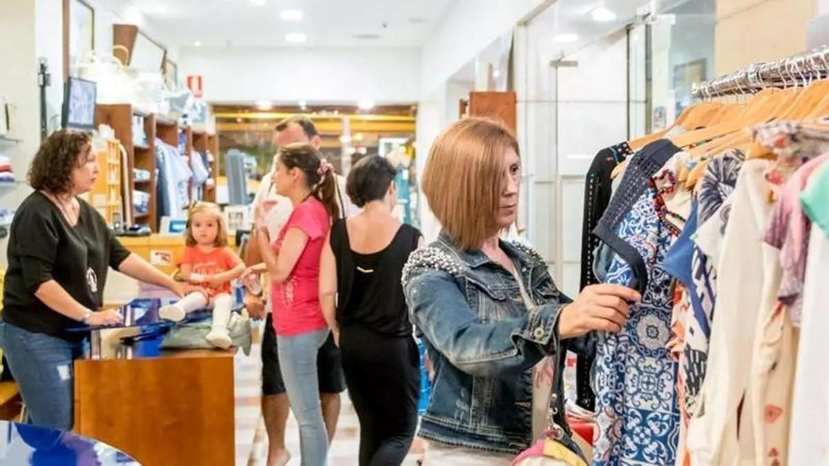 Varios clientes compran en un comercio de Cullera en una imagen de archivo.