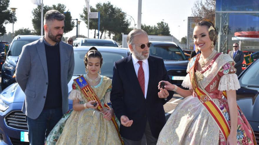 Las Falleras Mayores de València recogen los vehículos oficiales en Ford Vedat Mediterráneo.