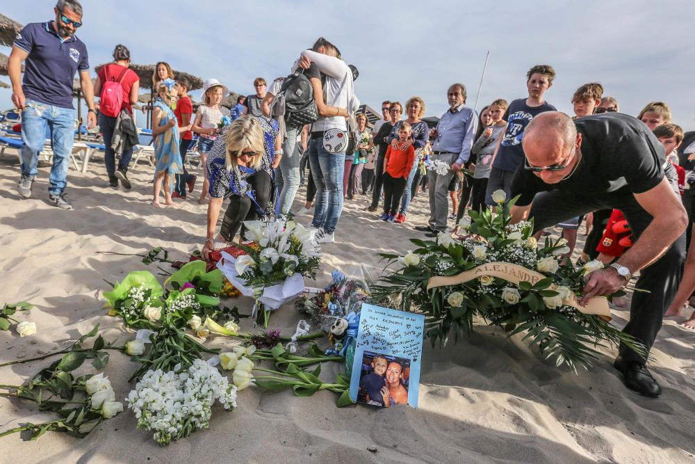 Vecinos de Orihuela Costa rinden homenaje al niño fallecido tras chocar con otro mientras jugaba