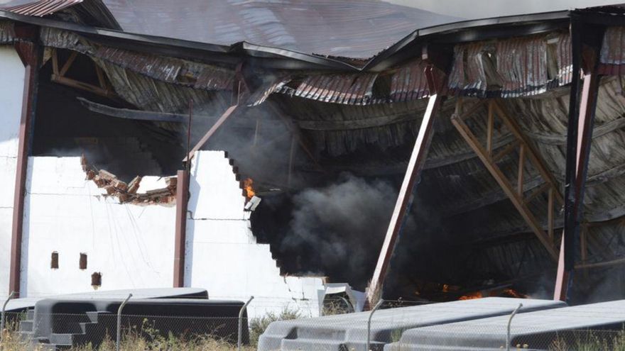 El fuego calcina una nave de fabricación de piscinas en el polígono de Paradores de Castrogonzalo