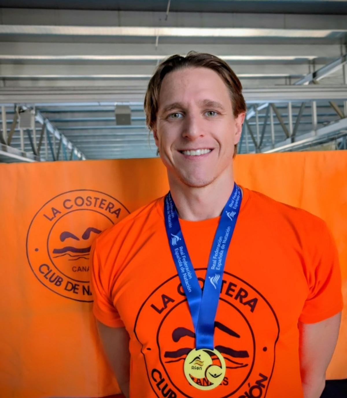 Un nadador del CN La Costera con una medalla, en Castelló.