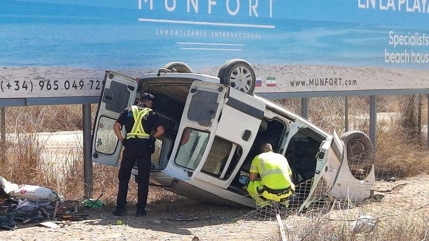 Herido al salirse de la vía y volcar la furgoneta que conducía en San Javier