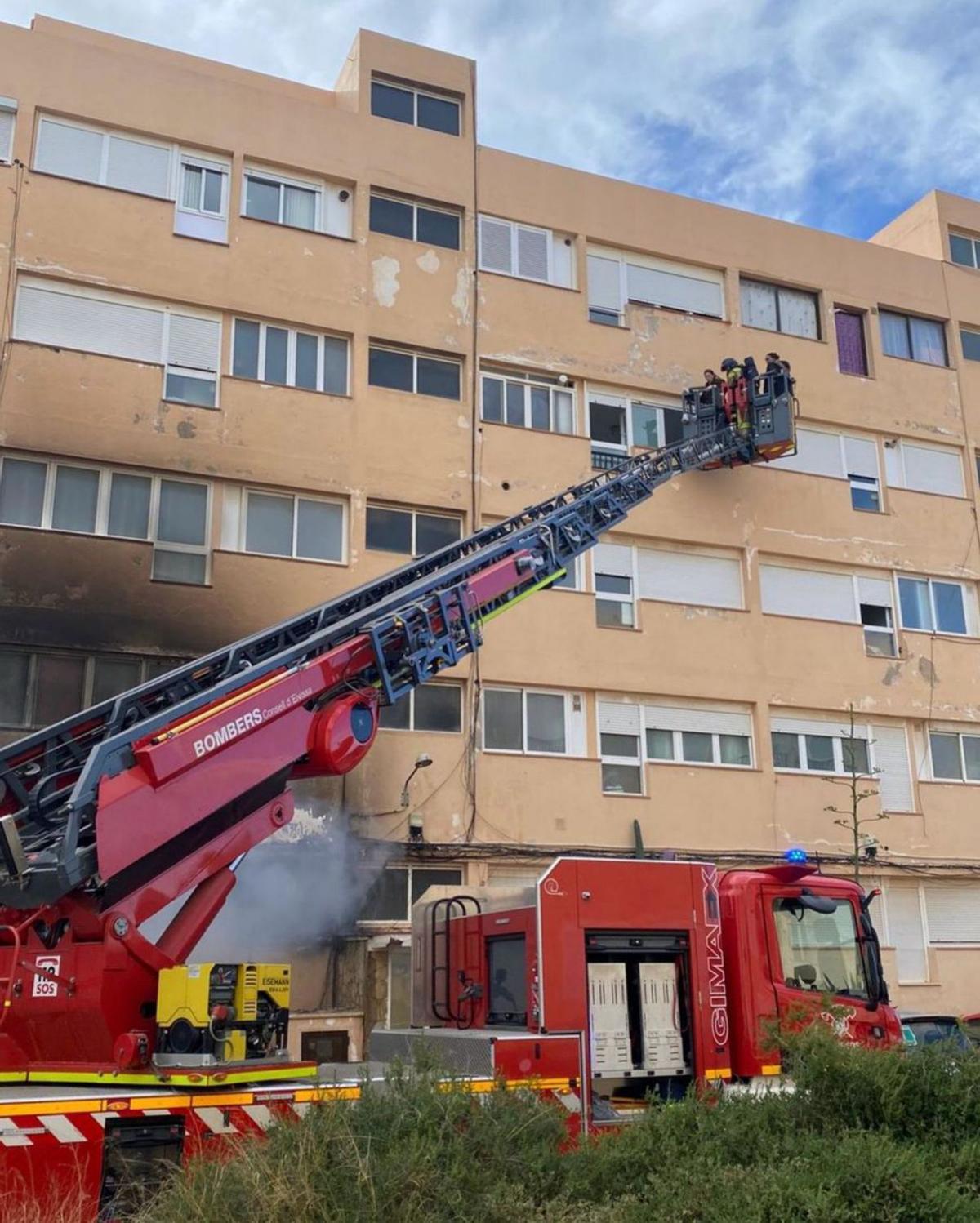 Un incendio obliga a desalojar un bloque de los Don Pepe y rescatar a varios vecinos | VICENT MARÍ 