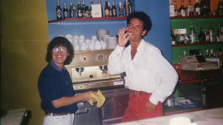 Itos Domínguez, junto a un camarero, tras la apertura en 1992 del Plaff, situado en la calle Oliva. // FdV