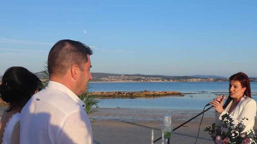 La edil Noemí Outeda oficia una boda en la Praia do Pozo, en San Vicente de O Grove. // Muñiz