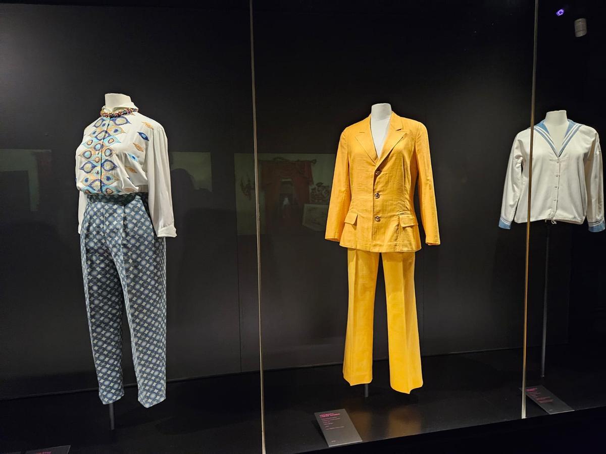 De izquierda a derecha, el conjunto con la blusa de Oleg Cassini y los pantalones de White Stag; el traje pantalón amarillo firmado por Ken Scott para Loewe y la blusa marinera protagonista en muchas obras de Dalí.