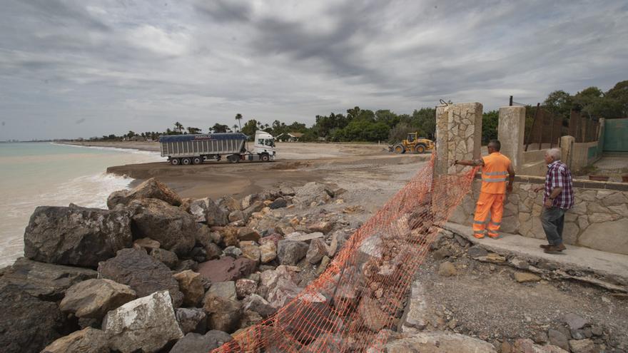 Costas realiza aportes de arena de cantera en la playa de Malvasur