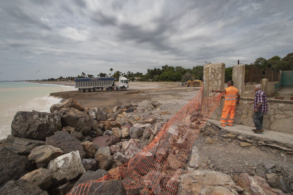 Costas realiza aportes de arena de cantera en la playa de Malvasur