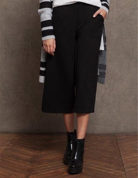 Pantalón culotte de Stradivarius en color negro (19,95€)