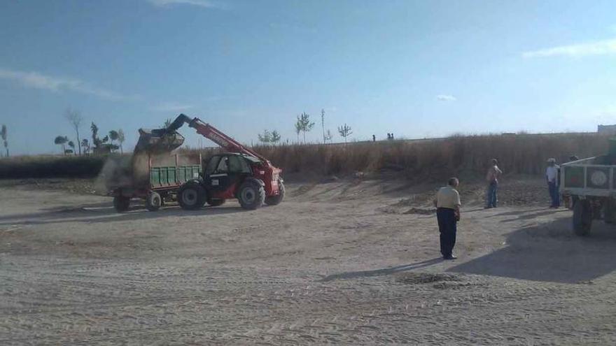 Trabajos de extracción de tierra en la laguna Grande de Manganeses.